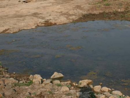 Vodní plocha tři dny po přidání Agnihotra popela