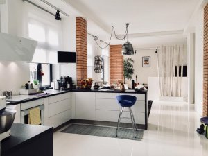 Kontroverzně výstřední designer.