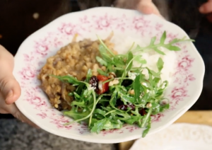 Červená čočka s rýží basmati a rukolovým salátem