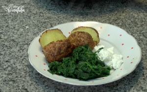 Pečené brambory se špenátem a česnekovým dipem